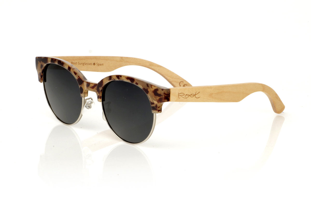 Wood eyewear of Maple modelo SCARLETT. SCARLETT sunglasses, the perfect touch for any feminine look. This model stands out for its tortoiseshell eyebrow in light beige and brown tones, combined with a lower round ring that delicately frames the face. They feature adjustable pads for a custom fit, while the natural maple temples provide exceptional softness and lightness. Whether for a day at work or a special event, the SCARLETT adds a touch of style. With a measurement of 144x49 and a caliber of 49, they adapt wonderfully to various face shapes, always ensuring an impeccable look and clear vision. | Root Sunglasses® 